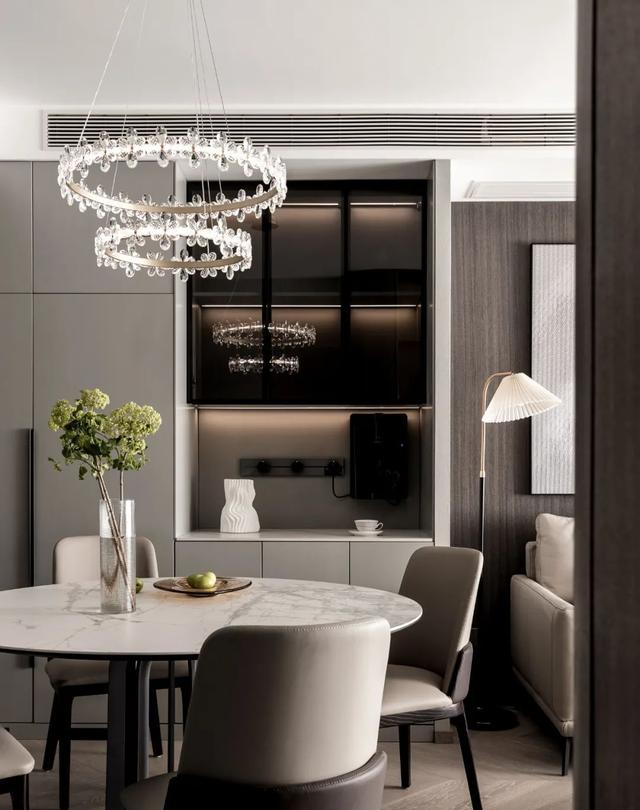 140㎡跃层，合肥这一户人家装修，因旋转楼梯火了，足够气派！