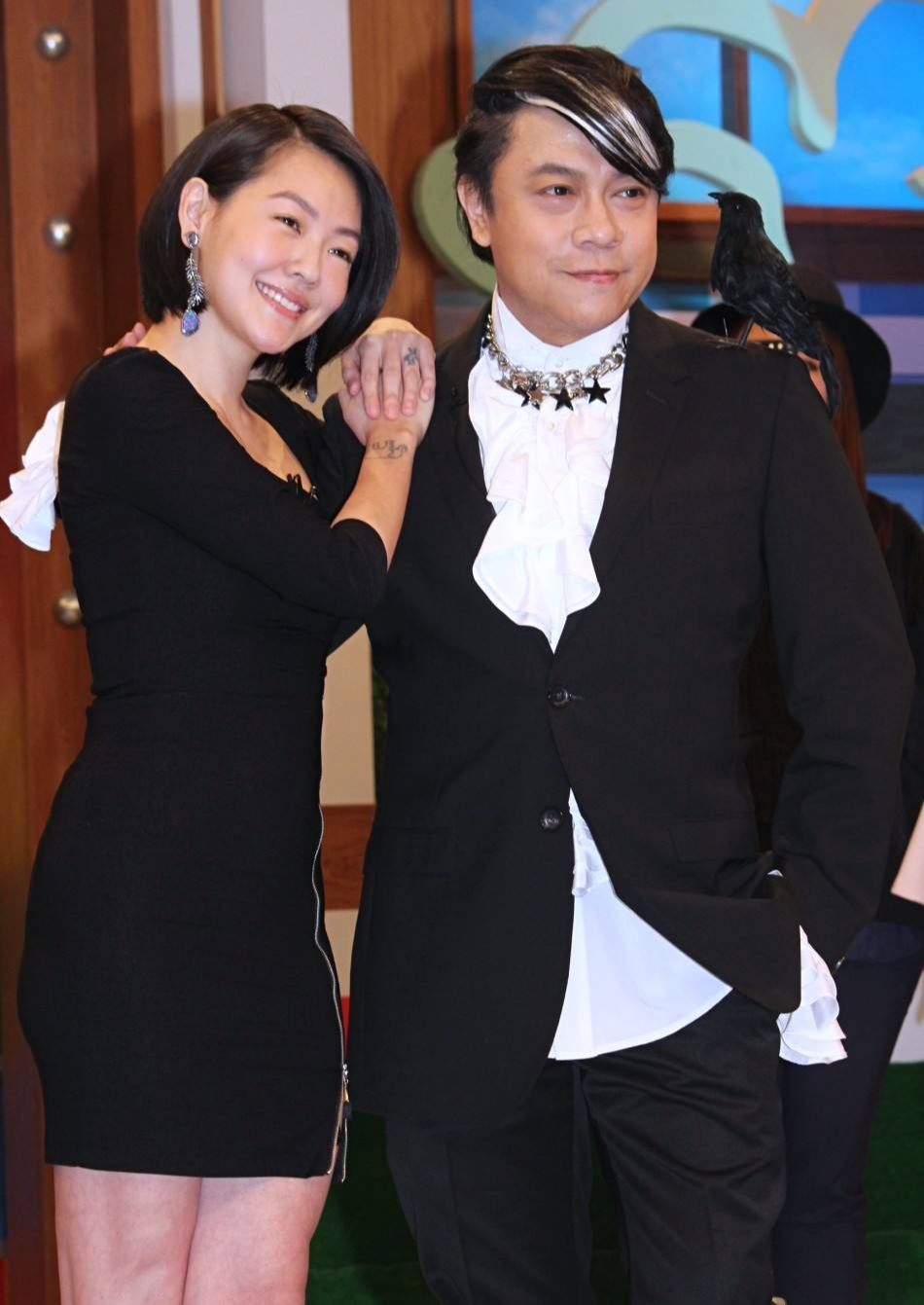 蔡康永|蔡康永，60岁发福显老态，相伴22年男朋友照片，身材魁梧很帅气