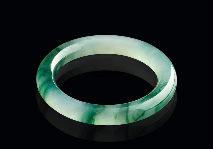 翡翠|佩戴一款品质高的翡翠，在思想和行为上，真的可以受到它们的影响