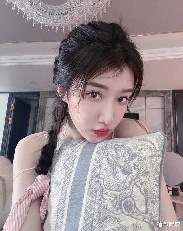 王哲林|郭艾伦前女友晒自拍照！笑容甜美令人融化，半个月不化妆依然美丽