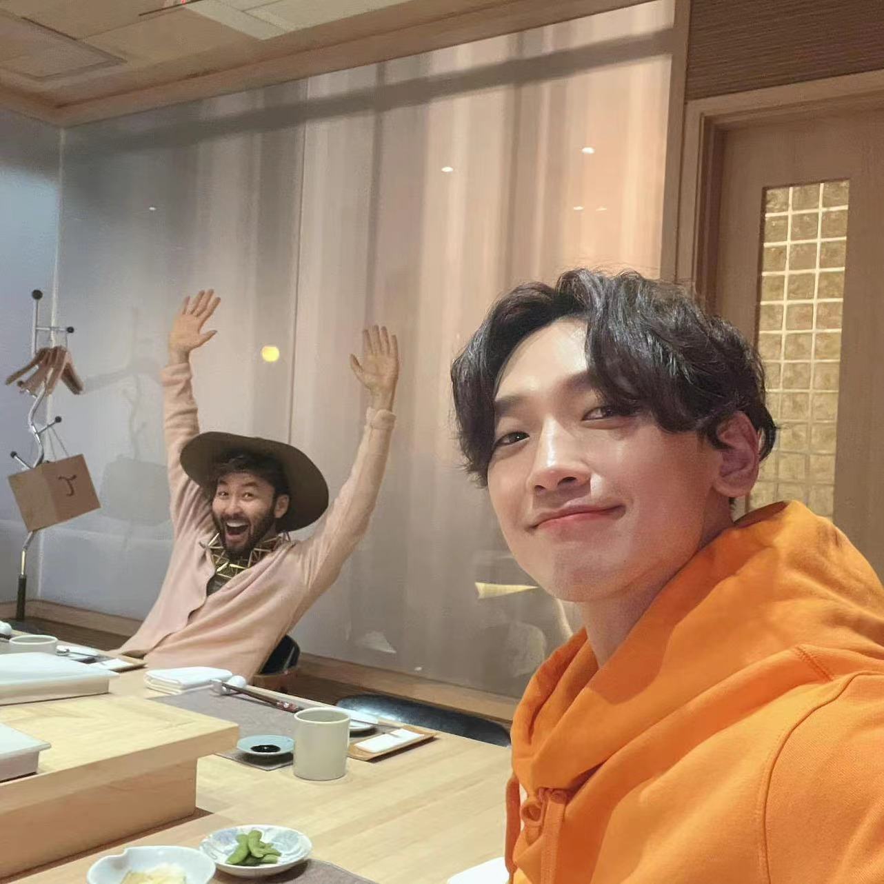 郑智薰|Rain金泰希撇下俩女儿享受夫妻单独旅游，Rain为老婆拍照尽显甜蜜