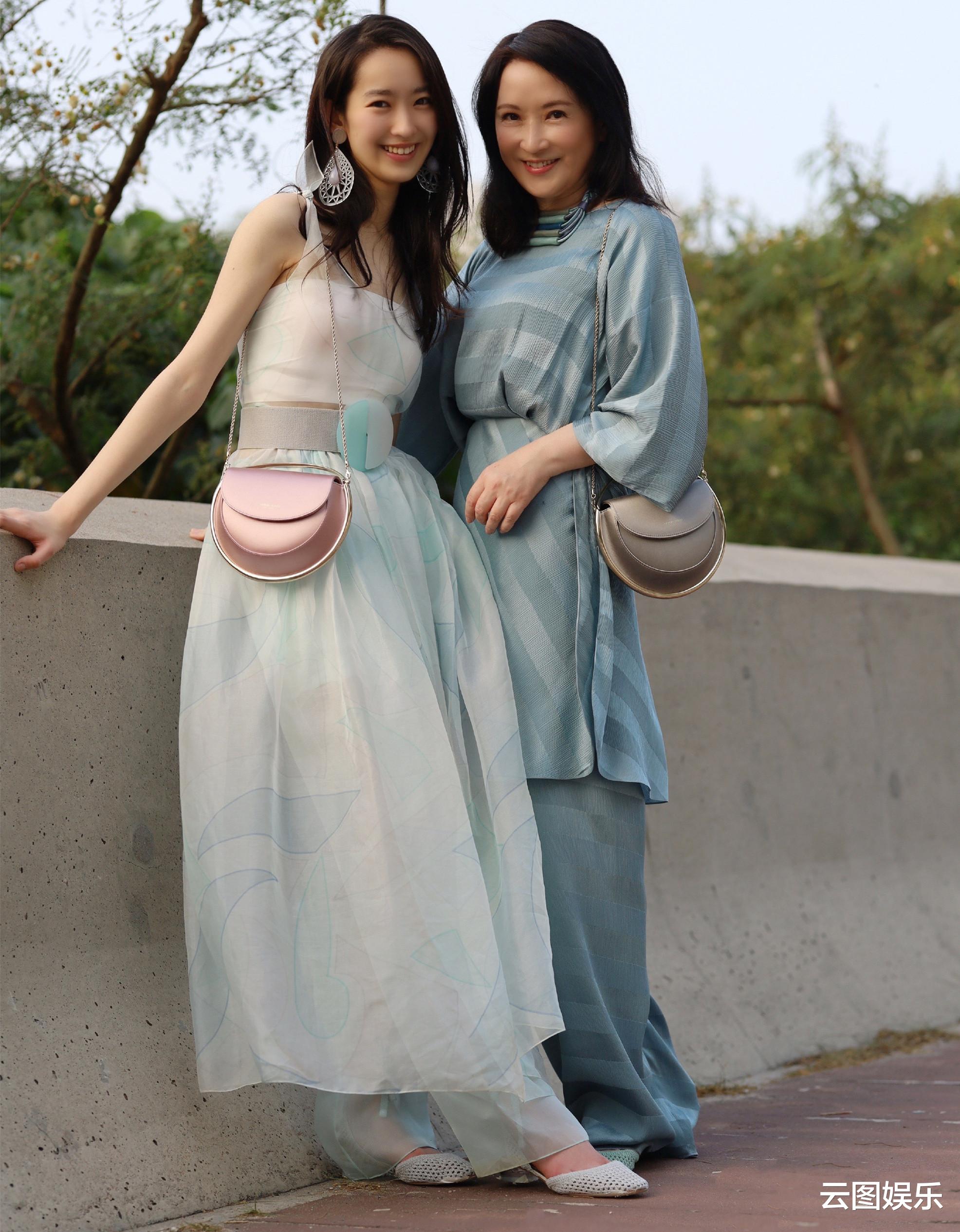 龚慈恩22岁女儿被传坠楼身亡,经纪人怒斥:她好得很,别乱开玩笑