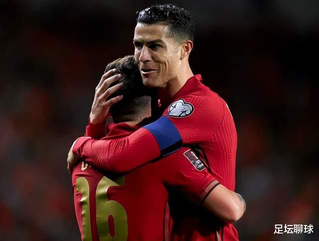 欧洲杯|第92分钟绝杀，1-0！209万人口小国神了，掀翻欧洲杯冠军，举国狂欢