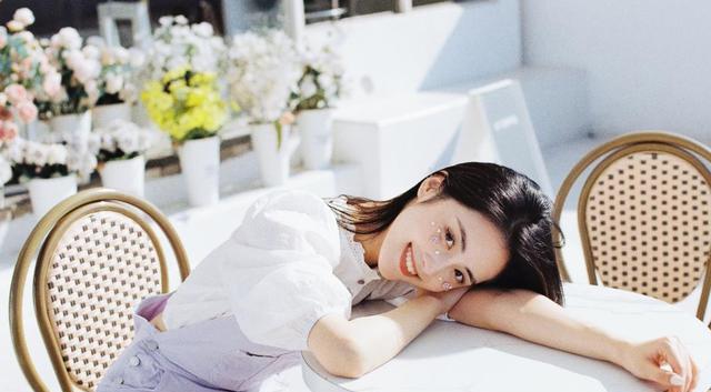 章乐韵|女演员章乐韵晒大理出游照，入行6年事业无起色，颜值却依然在线