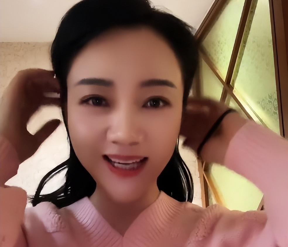 周群|49岁周群在沙滩跳舞,脸部僵硬被指整容失败,故意装嫩惹争议