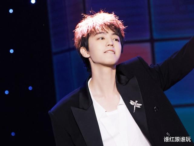 王俊凯|电影《刺猬》杀青，王俊凯齐刘海配校服很青春，导演和男主是亮点