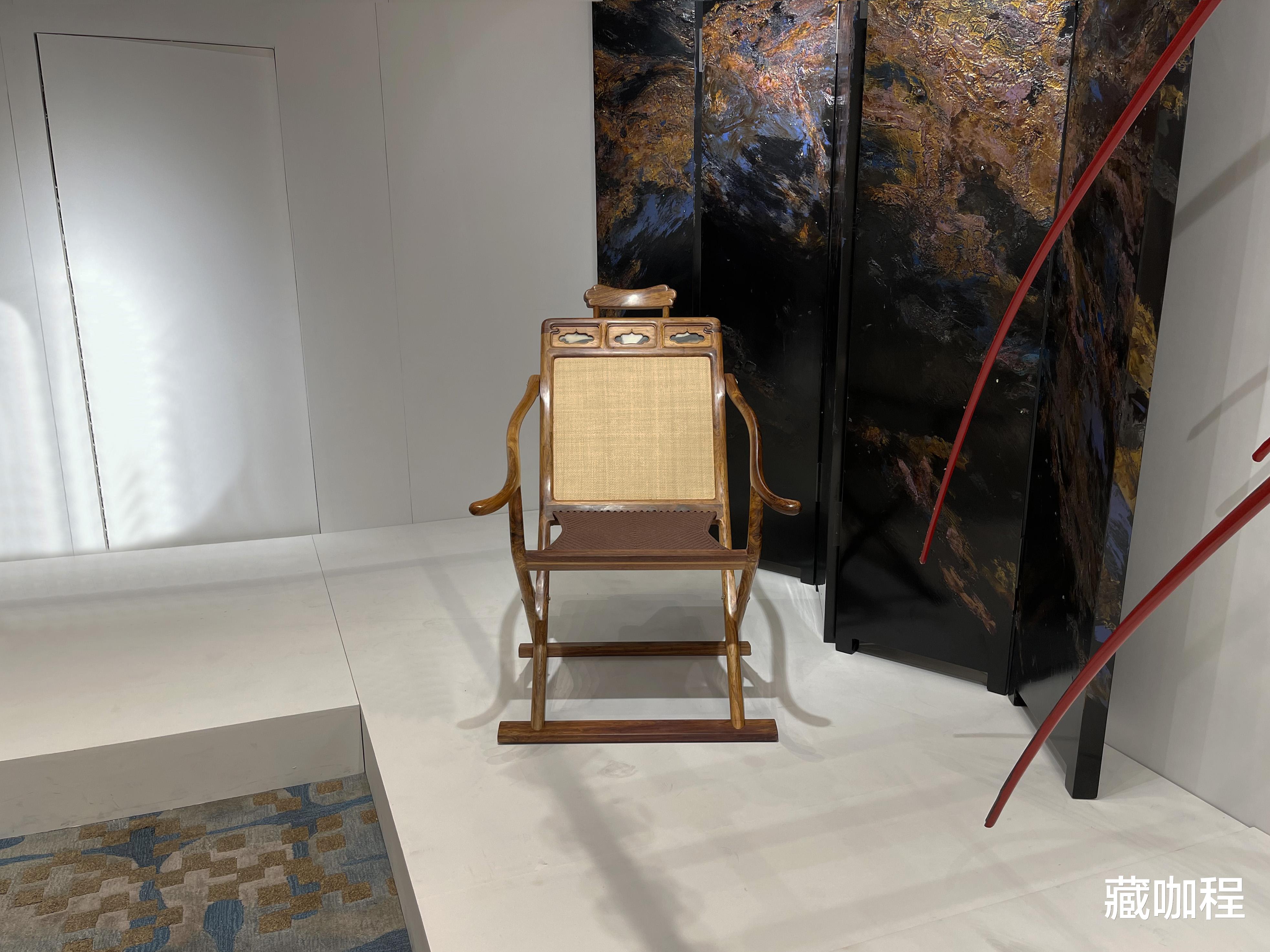 |藤眼四周开槽封边,当代黄花梨交躺椅精益求精