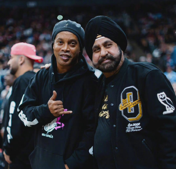 洛瑞|破案了，让洛瑞巴特勒主动上前拥抱的男子是谁？NBA球星都成小粉丝