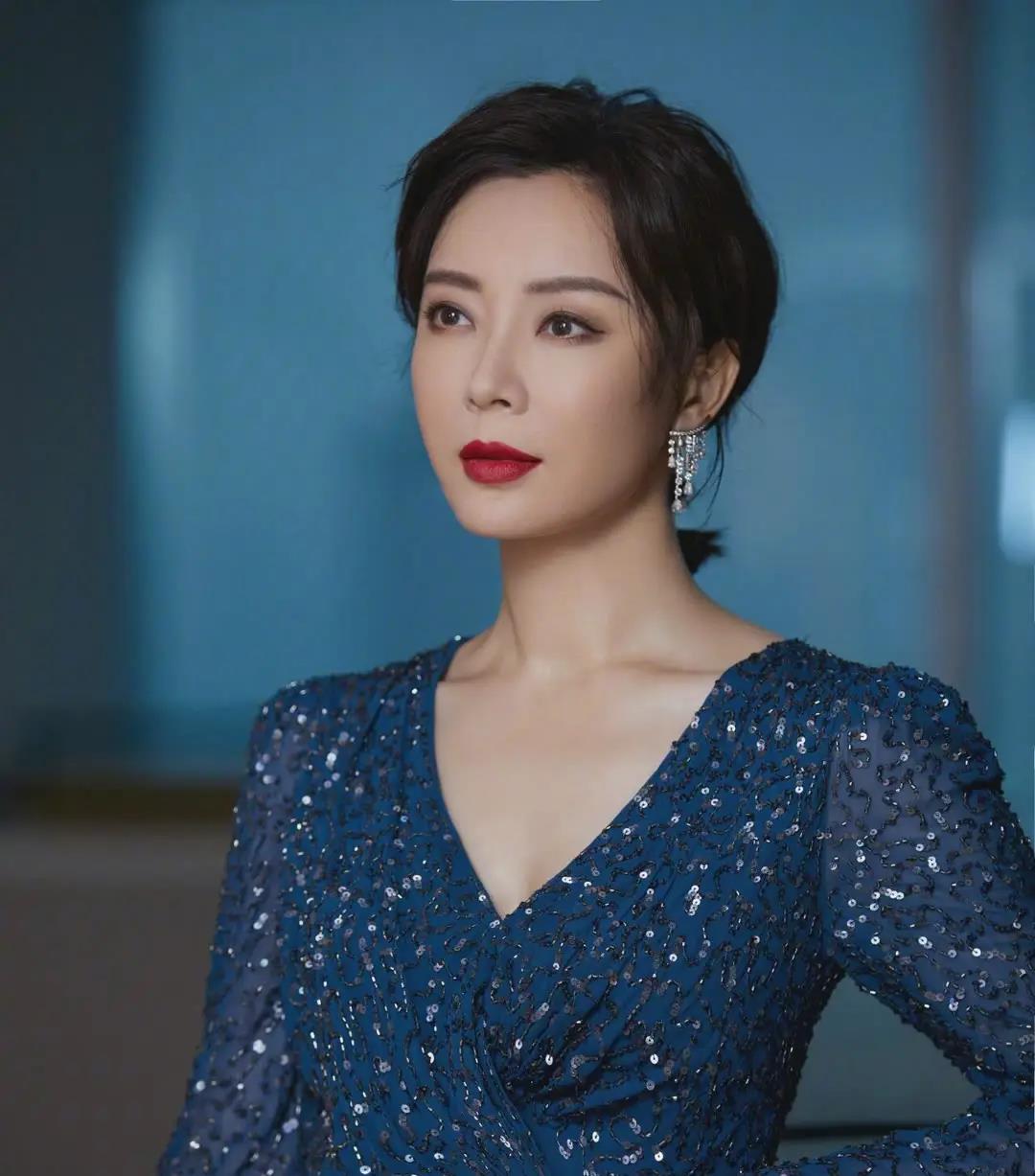 发型 女人过了50岁，千万别留“齐刘海”，显老又土气！这些发型更洋气