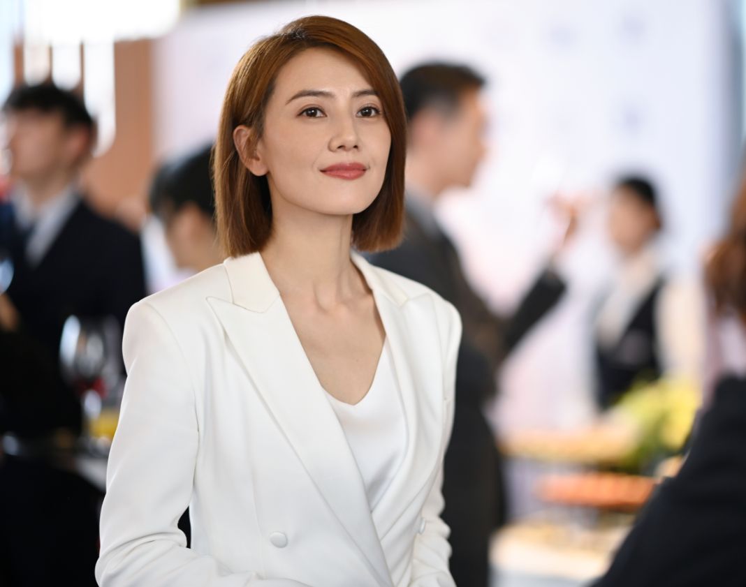 短发 被高圆圆新剧发型圈粉，“一刀切短发”减龄显脸小，气质也太好了