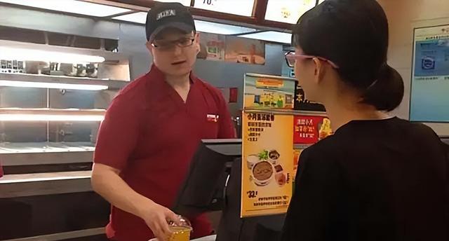 医生 320斤男子骑车时睡着，从立交桥掉落