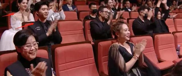 刘亦菲|刘亦菲前排被嘲，朱一龙李易峰退后方，电影之夜内场座位暴露咖位！