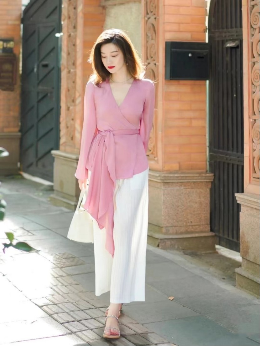 “阔腿裤”好看但显腿短，时髦精这样搭配裤装，时尚百搭又显身材