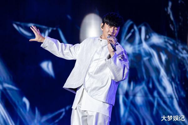 林俊杰|林俊杰开唱台上爆意外！疑晕眩跌倒，公司亲揭“伤势状况”