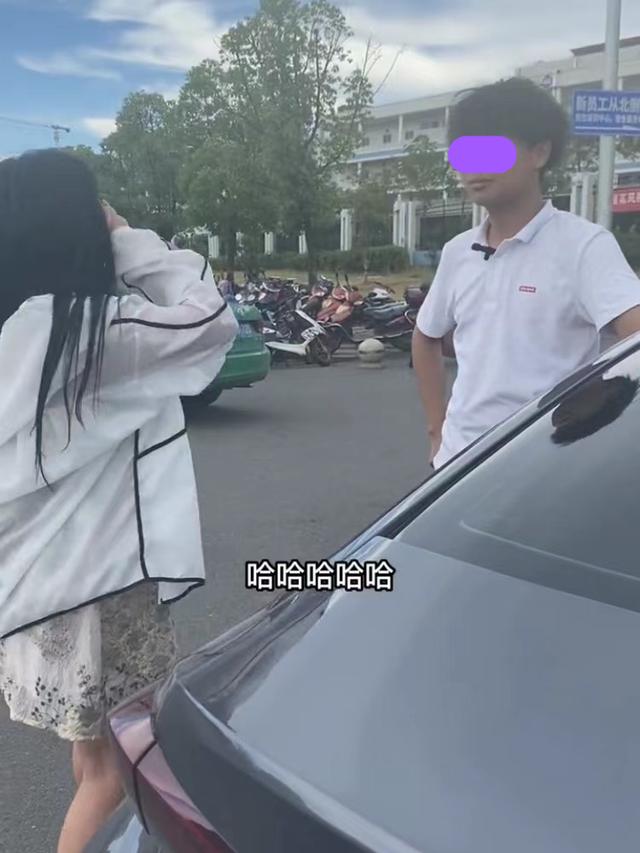 在工厂打工的男子告诉心仪女子,父亲是做房地产的,女子笑而不语