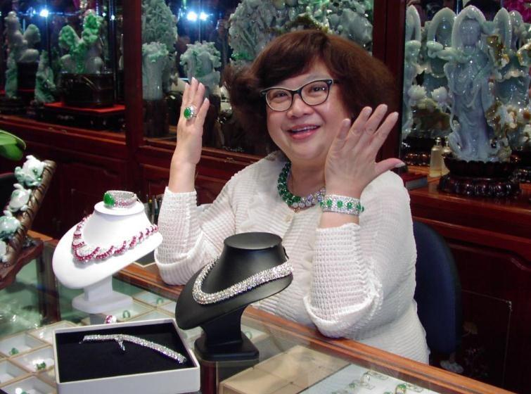 郑欣宜|郑欣宜佩戴沈殿霞留下的千万珠宝露面,有肥姐当年的感觉