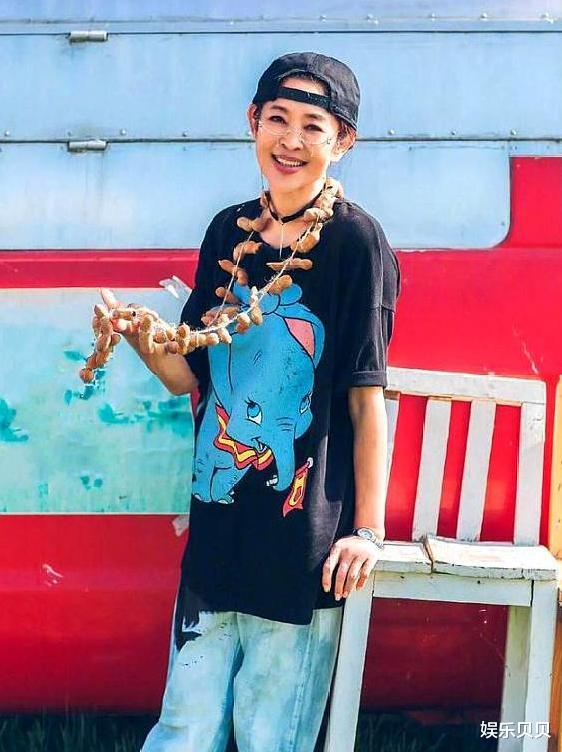 倪萍|倪萍晒37年前旧照真惊艳,穿条纹裙清纯甜美,61岁时依然时髦