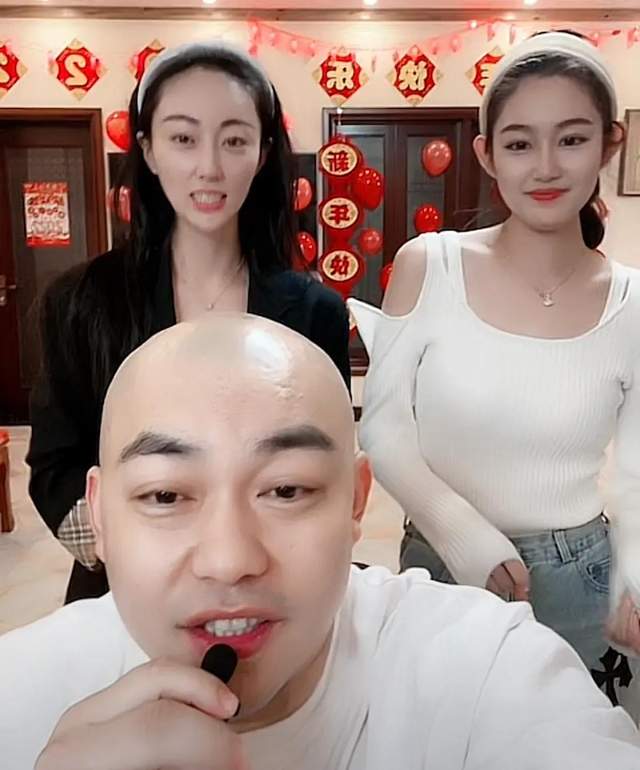 赵本山|赵本山徒弟程野直播打PK，喊话网友多刷礼物，身后还有两位美女助阵