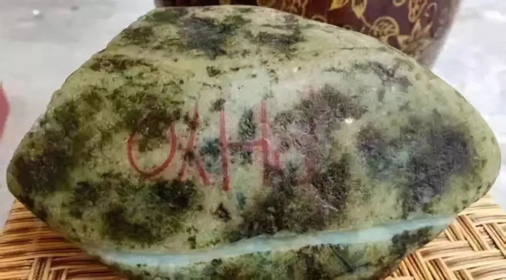 |“神仙难断寸玉”!赌石中,什么样的翡翠皮壳容易出高货?