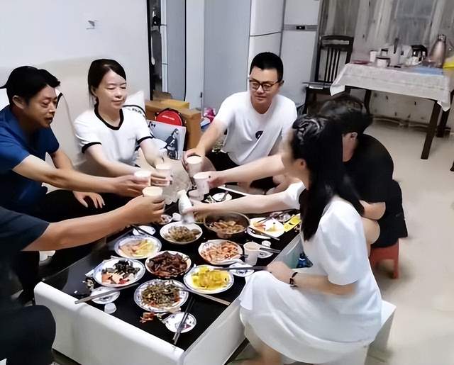 奇奇|田静与儿女昔日画面显温馨，做人要懂感恩，风评反转应先自省