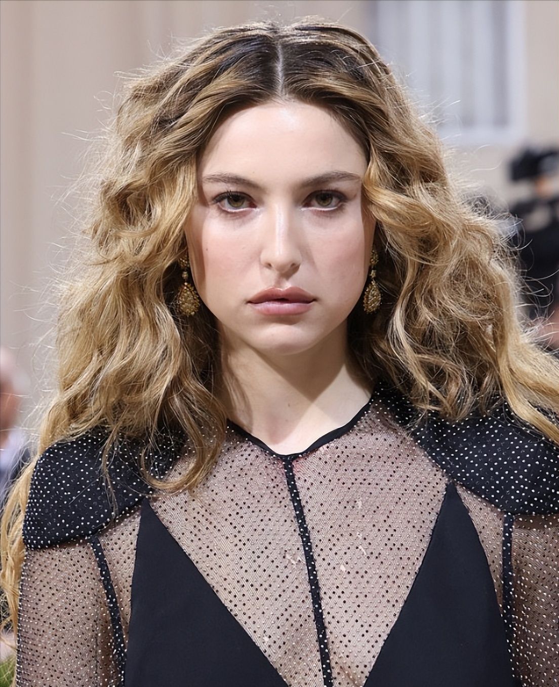 姐姐|乔布斯23岁小女儿闪耀红毯：表情僵硬冷漠，从小受宠，比姐姐幸运