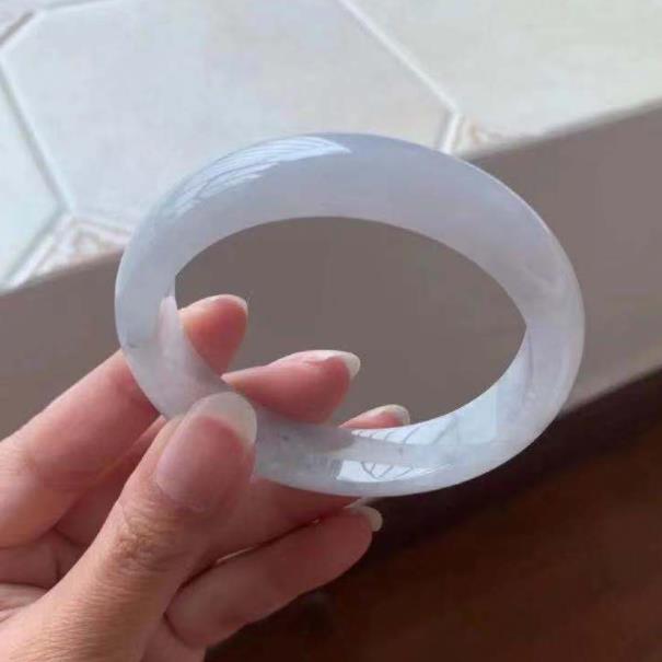 翡翠|翡翠镯子拥有无限魅力，和玉镯是有区别的，不要弄混了