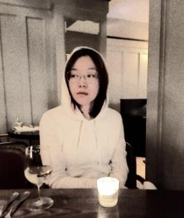 闫妮晒出自己住的房子,全屋白墙够朴素的,连挂画都是直接放地上