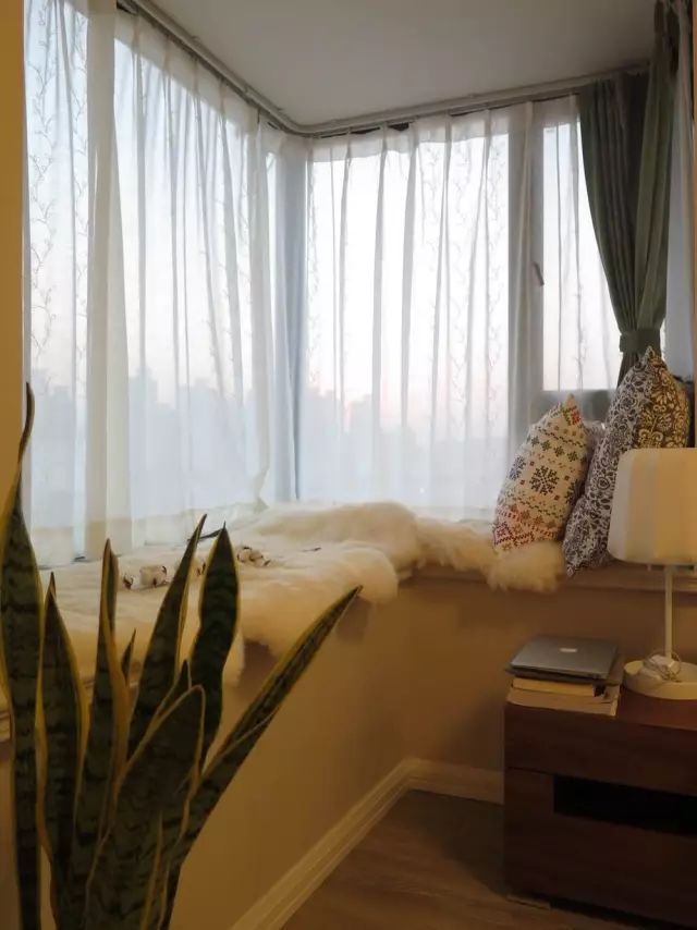赖在飘窗里,看着窗外的美景,小户型也能惬意又悠闲