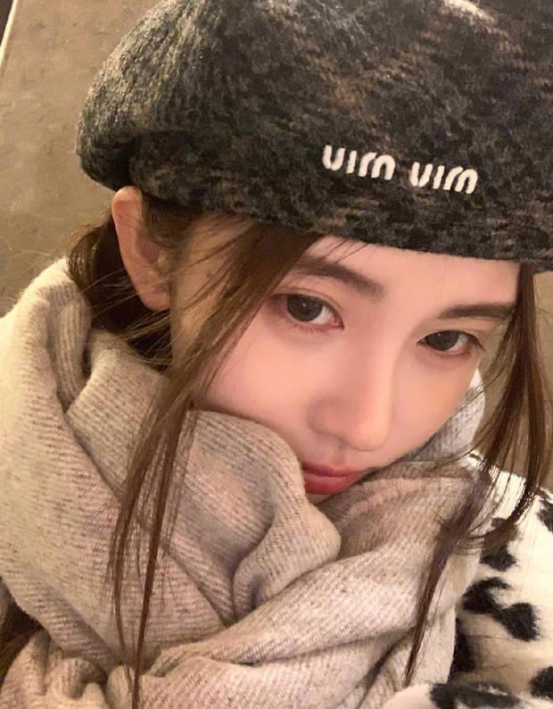 鞠婧祎|鞠婧祎最新自拍照对镜比耶超可爱 戴贝雷帽元气十足