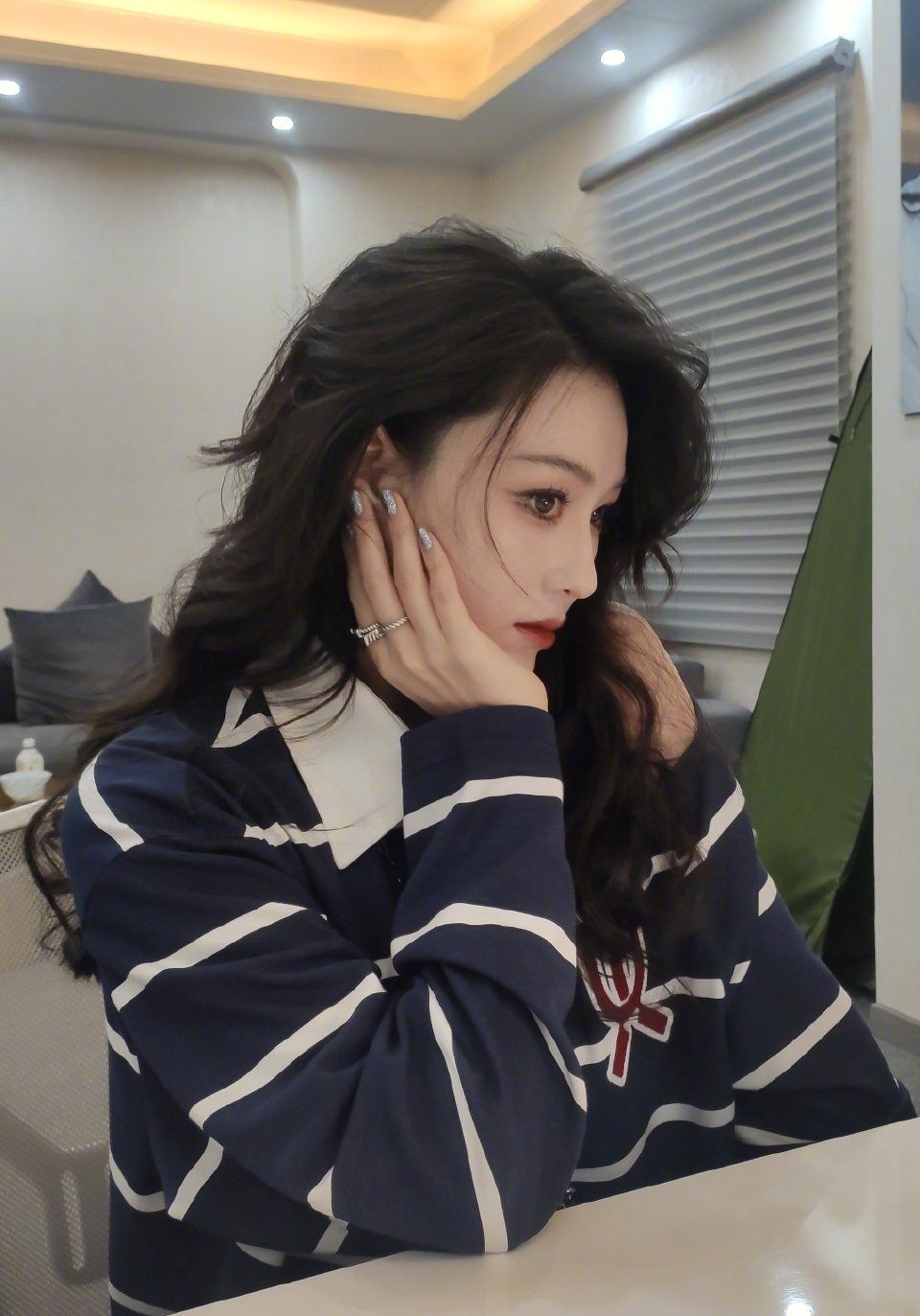 张馨予 本以为张馨予短发够帅了，看到她留长发之后，风情万种气场全开