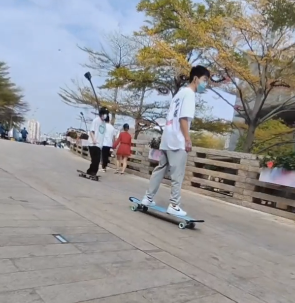 孙悦|孙海洋家庭滑板总动员，孙卓洋气得认不出，孙悦剪短发像男生