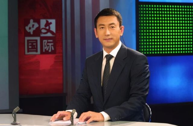 央视|连续主持18年央视晚会,和妻子结婚18年仍恩爱如初,一家四口幸福