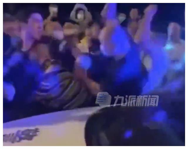 女子深夜扰民遭群殴?附近商家:她影响别人休息,辱骂挑衅居民
