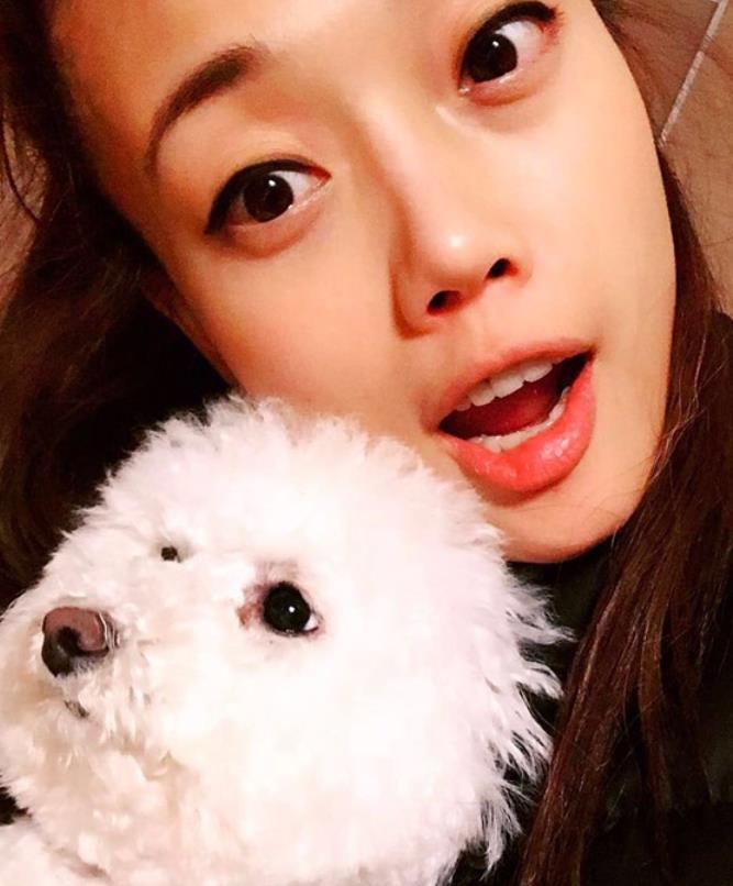 参观容祖儿在香港的豪宅，住着几十平的小蜗居，生活压力太大了