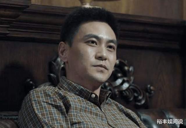 李飞|戏骨李飞街头帮妈妈卖鱼!打扮朴素亲自帮打包,却被嘲讽无戏可拍