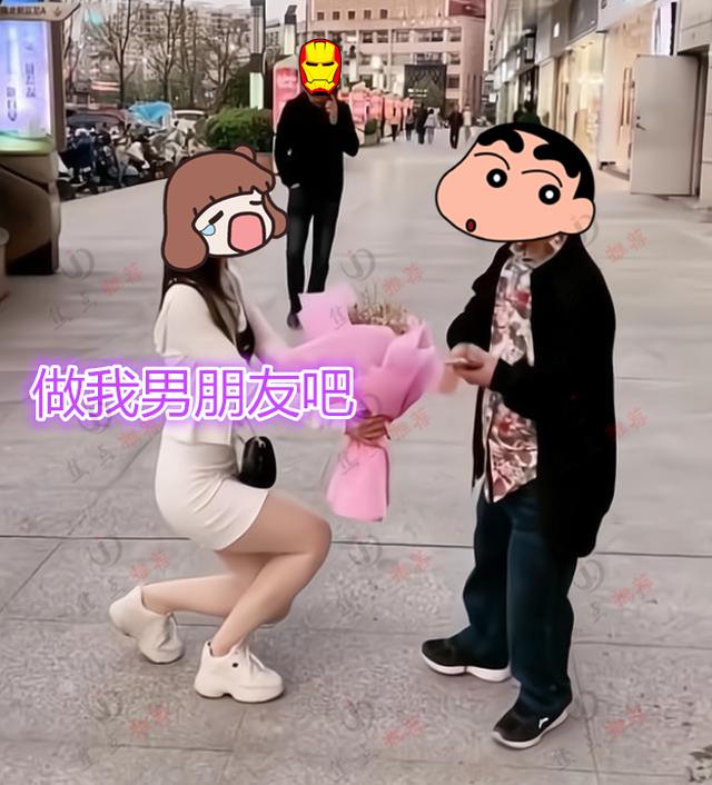 年轻女子向瘦小丑男子求婚被拒绝,路人:他不帅,我比他差在哪里
