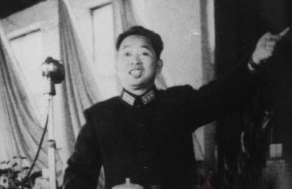 刘亚楼回家探亲,竟被一疯老妇拦住,知其身份后他勃然大怒