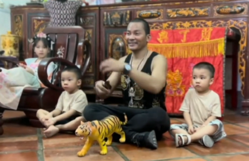 托尼-贾|巨星托尼贾回潮汕农村探亲!骑破旧单车出门逛,和小孩坐地上玩闹