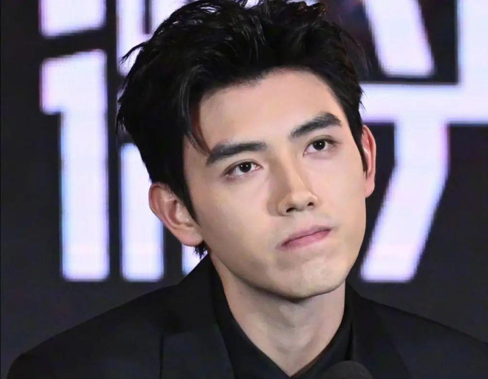 明星|“脸上坑坑洼洼、皮肤松弛、嘴歪”明星不P图的照片状态立马拉胯