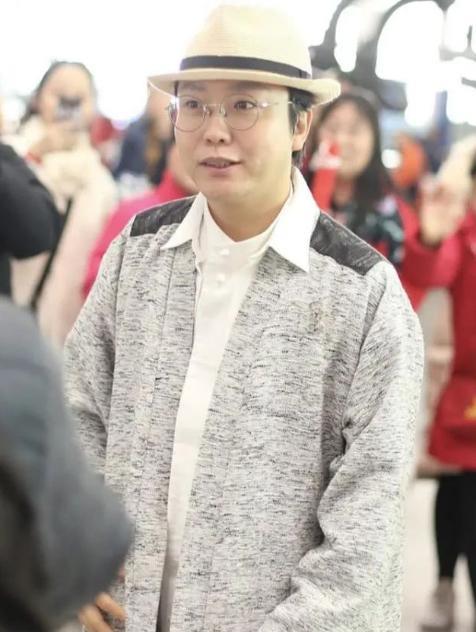 张艺谋|43岁李玉刚陷入中年“发腮”危机！脸颊圆润网友大呼：认不出