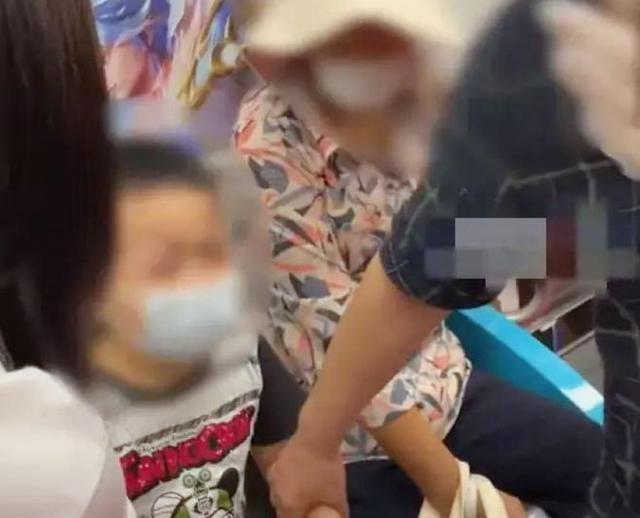 女子在地铁上疑被3岁娃抢座,坐大腿上还被摸胸,到底怎么回事?