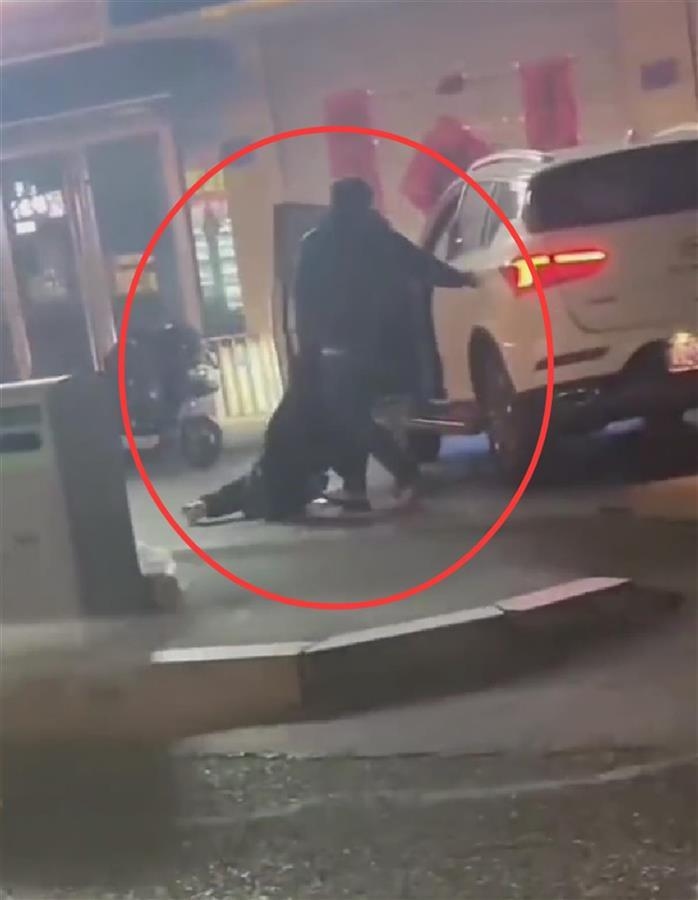 山东一男子当街行凶欲杀妻,多名市民当场将其控制,现场曝光