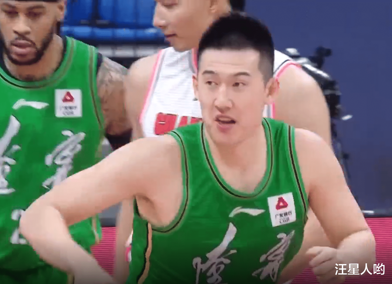 广东男篮|102-90！广东男篮轰然倒下，3人遭驱逐，创4大纪录，两队险酿冲突