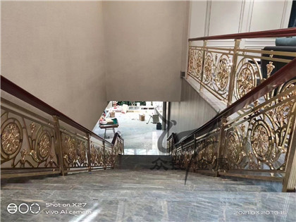 别墅旋转纯铜楼梯护栏 雕花楼梯扶手镀铜+金色绝配