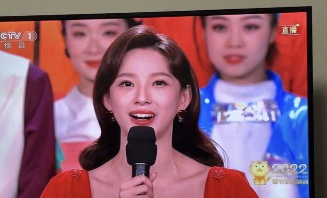 春晚|春晚主持马凡舒成董卿接班人!穿短裙回归节目堪比女明星,气质佳