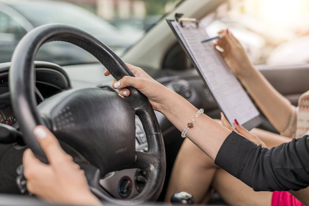 车管所突发提醒：满足4个条件，C1驾照就能免费升B2