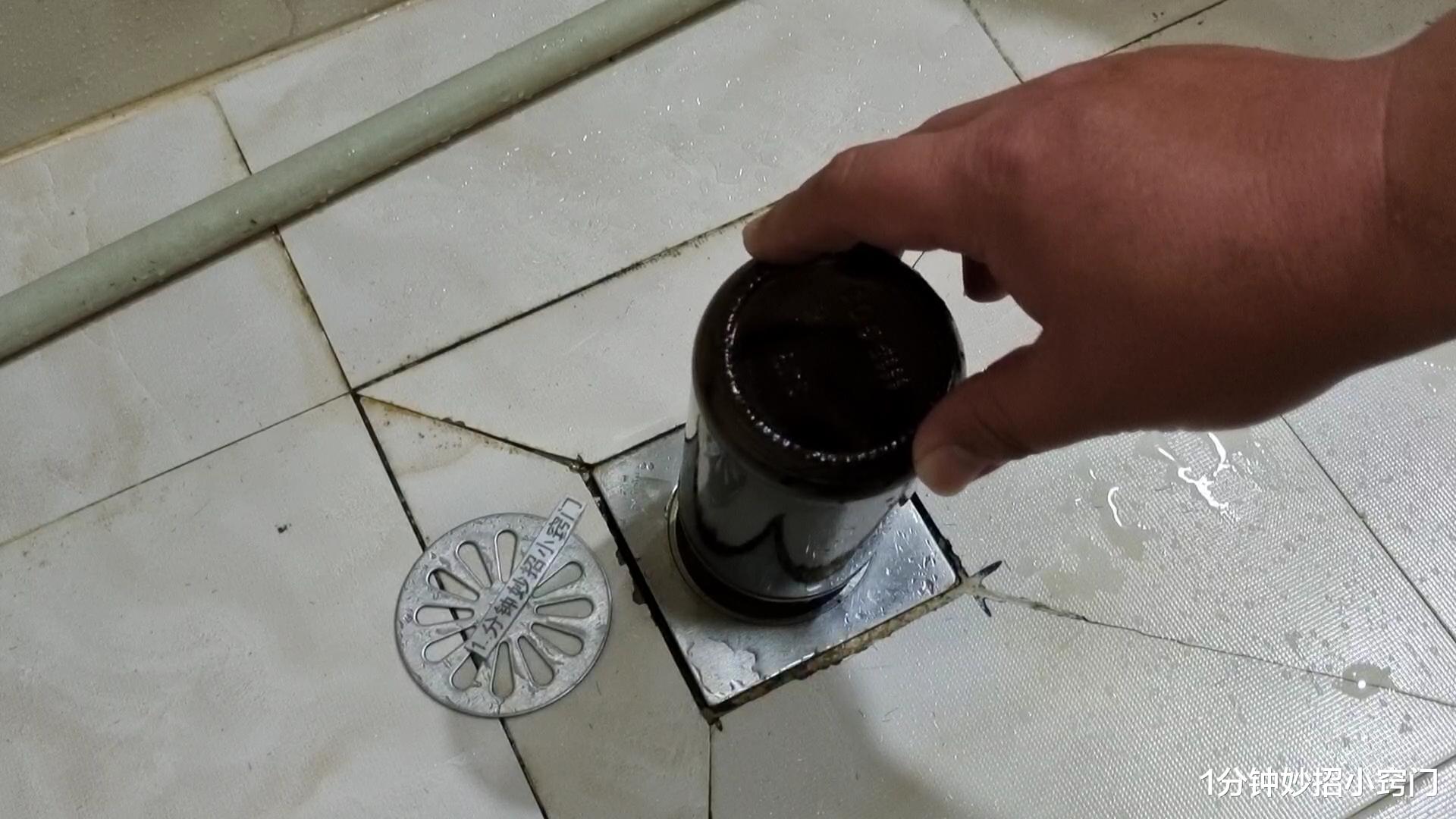 把啤酒瓶插进下水道,真厉害,解决了家家户户大难题,太实用了