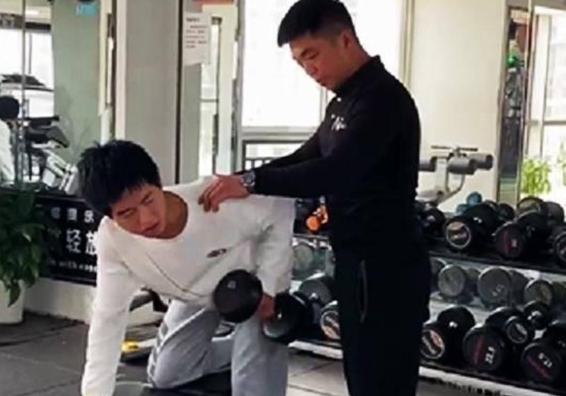 金智秀|卓妈被指偏向孙辉，直播中正面回应此事，网友称让卓宝安心学习