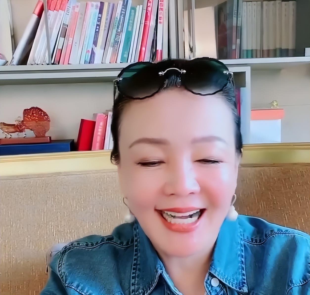 大S|大S儿子正脸首曝光!豪宅内给奶奶比心卖萌,五官和汪小菲一个样