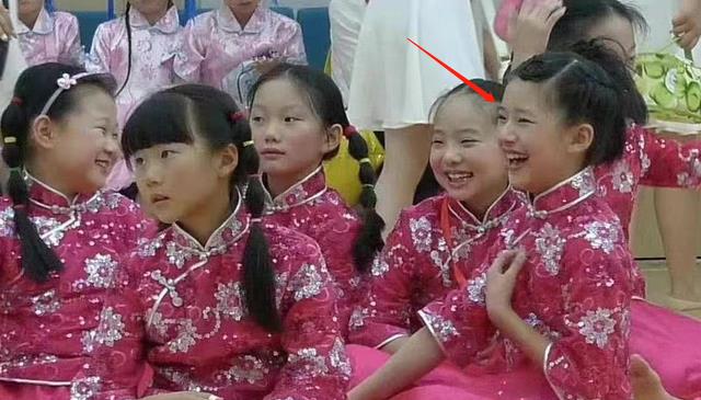 赵露思|赵露思上小学照曝光，原装妈生脸等比长大，整容明星怎么看